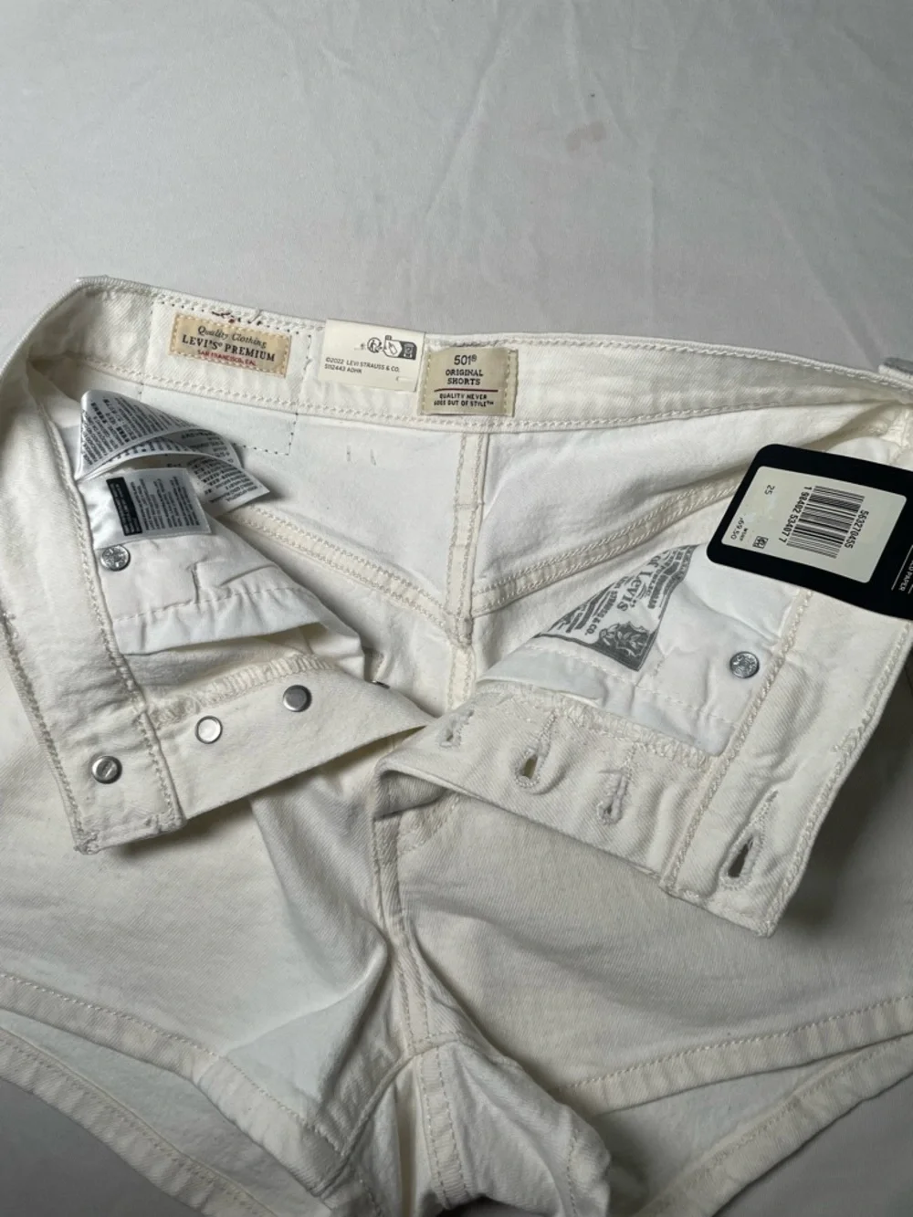 Levi’s Women’s 501 Original Shorts High-Rise White, Size 25, Brand NWT - Picture 2 of 8